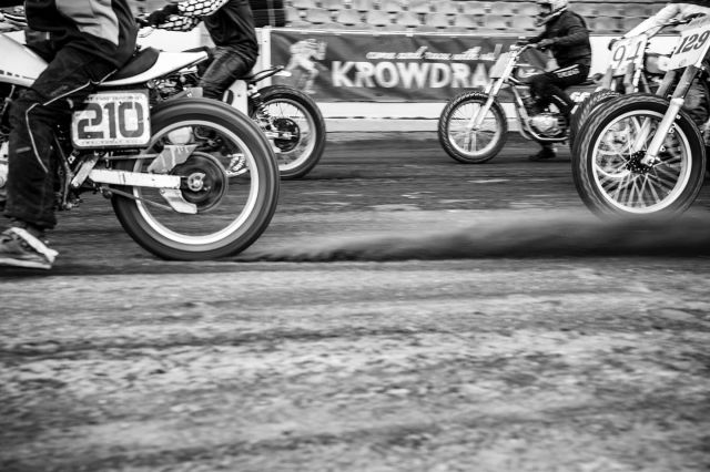 Achtung Fahrerlager!
Der 2. Lauf am 23-24 September (ursprünglich MC Parchim) wurde 30 Kilometer weiter zum MC Ludwigslust verlegt! Gleiches Datum, gleicher Kiez, kurze Speedwaybahn. 
Anmeldung ist ab sofort möglich, link in Bio! 
Wir freuen uns auf Euch, diesmal hoffentlich bei besserem Wetter!
Attention paddock!
The 2nd run on 23.-24. September (originally MC Parchim) was moved 30 kilometers further to MC Ludwigslust! Same date, same neighborhood, short speedway track.
Registration is now open, link in bio!
We look forward to seeing you, hopefully with better weather this time!
📸 @friederikehaase 🙌
#krowdrace #mcludwigslust #flattrackgermany #kedohamburg