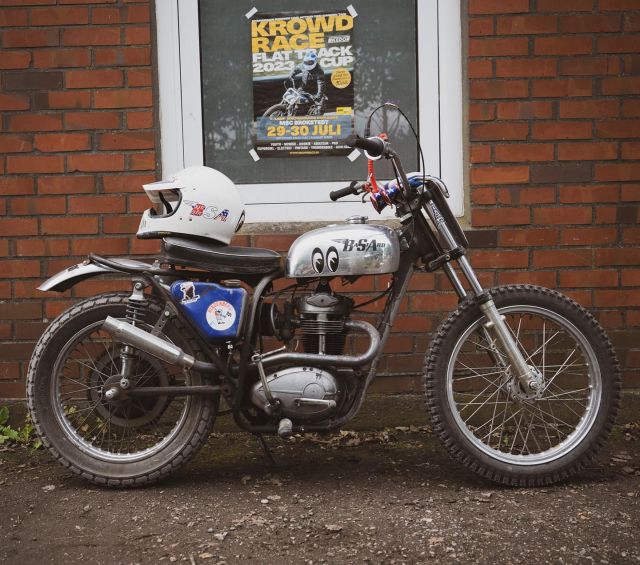 Yes, we have nicest bikes at the Krowdraces. Come and bring yours, too!
Please register for LuLu until Sunday Sept 17! 
Link in our bio! 
📸 @friederikehaase ❤️
#krowdrace #flattrackgermany #mcludwigslust #flattrackfamily